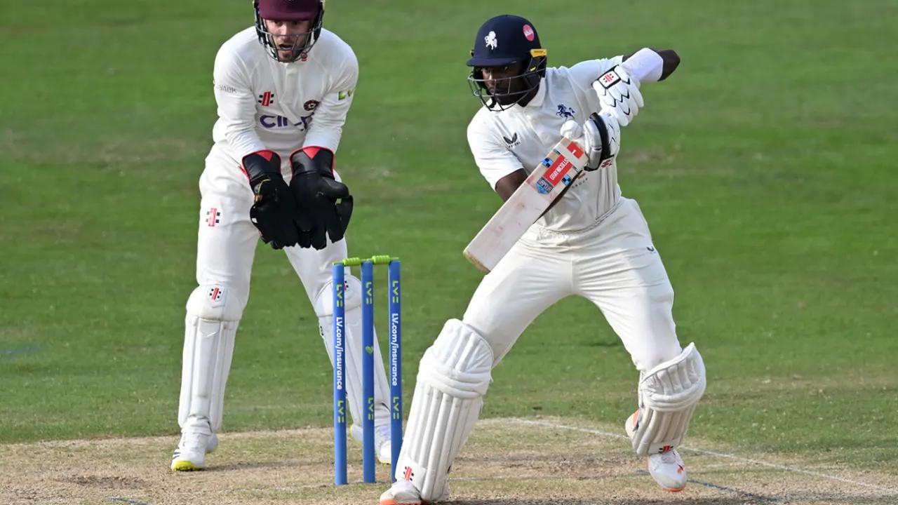 Tawanda Muyeye shines with a double performance as Worcestershire closes in on crucial victory