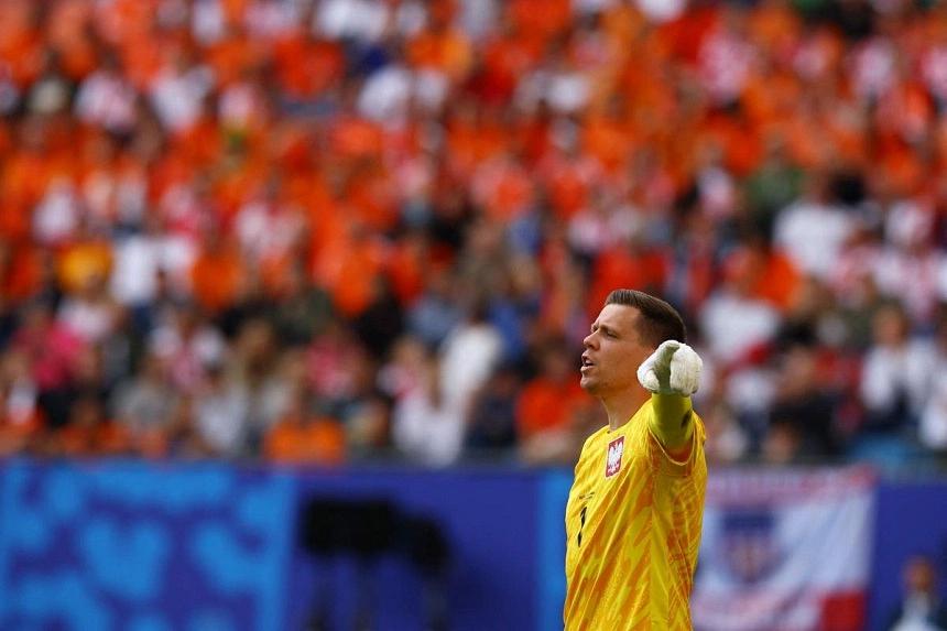 Szczesny, retired Poland goalkeeper, announces retirement