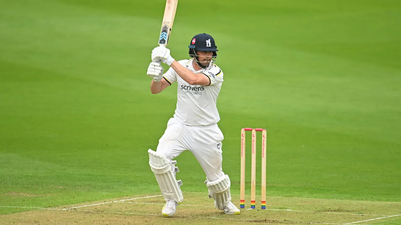 Dominant Warwickshire seamers dismantle Kent as they seize control