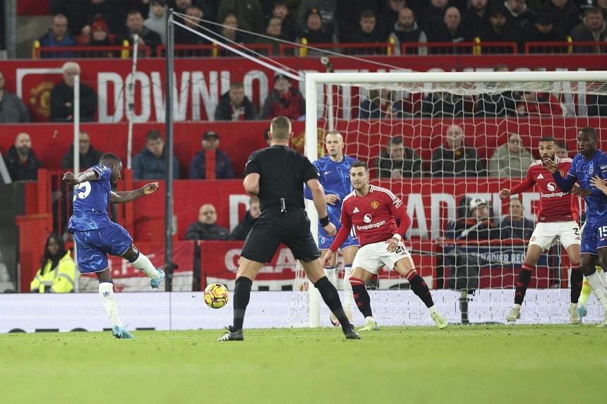 Caicedo's late goal dampens Man United's mood in 1-1 draw with Chelsea